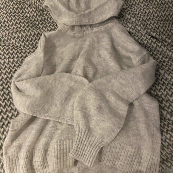 Sweater with hood - Picture 1 of 2
